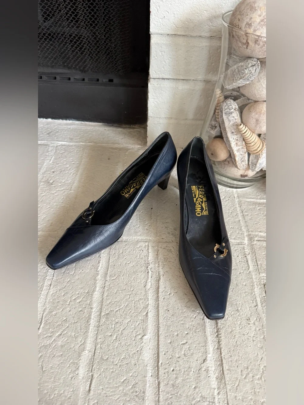 Salvatore Ferragamo Navy Leather Gancini Pumps 8B Made in Italy